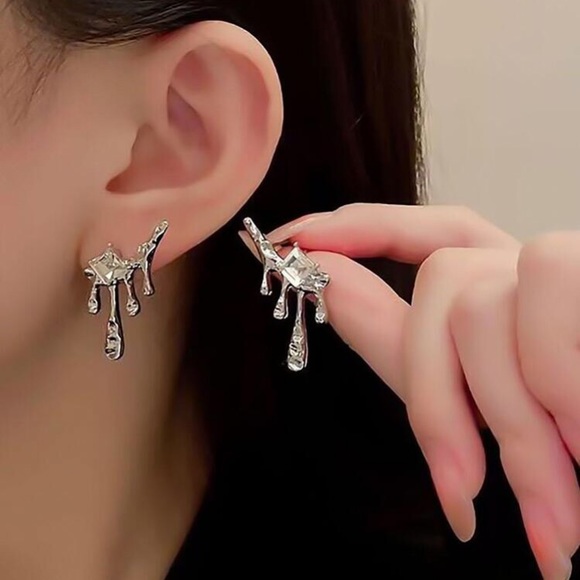 🔵𝟲𝟱%𝗢𝗙𝗙 𝗯𝘂𝗻𝗱𝗹𝗲𝘀 𝟯+🔵 NEW Oozing Rhinestone Contemporary Drop Earrings - Picture 8 of 17